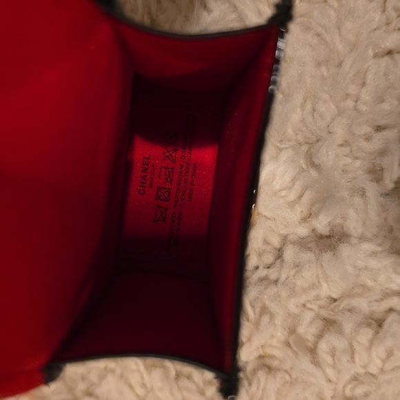 Chanel Black and Gold Key Holder with Red Accent - Picture 6 of 7